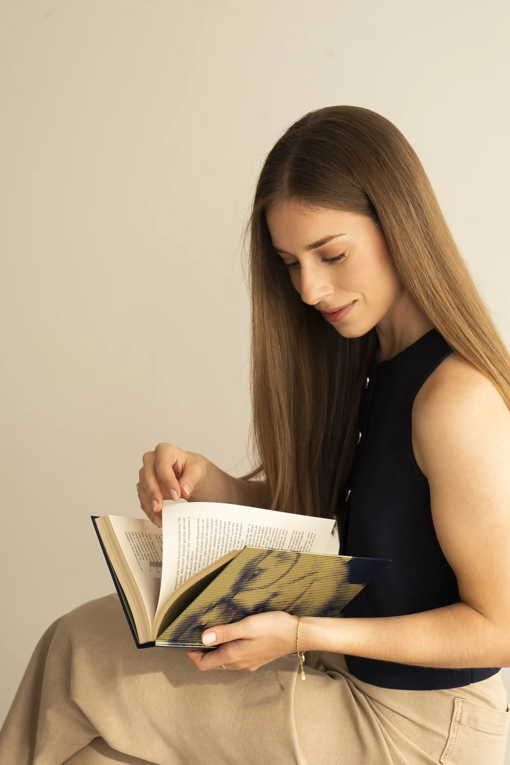 Natália lendo um livro