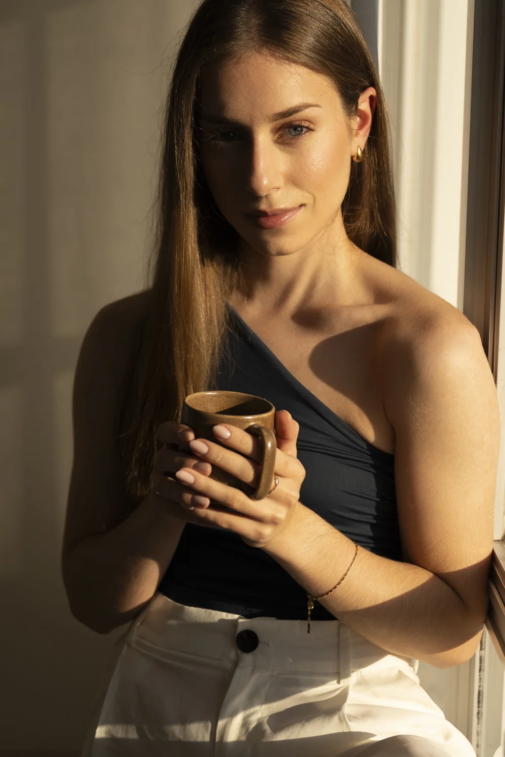 Natália junto à janela, em um momento de reflexão